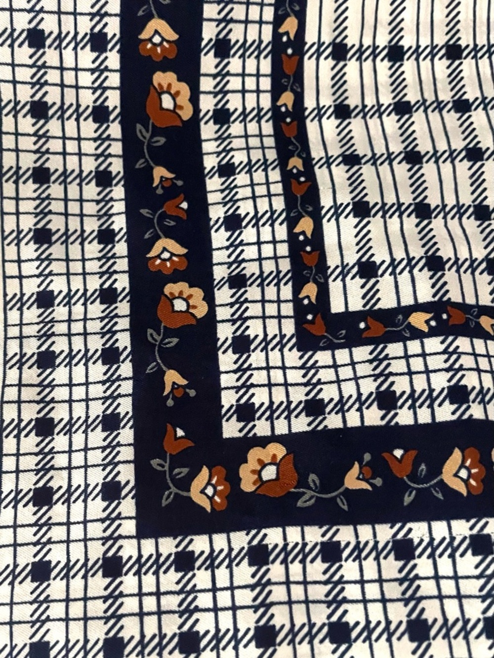 Vintage Saint Micheal Scarf made in Italy like new